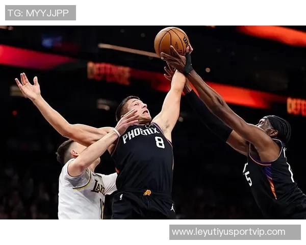 阿伦上半场表现抢眼独得双位数得分助力全队奋战篮下